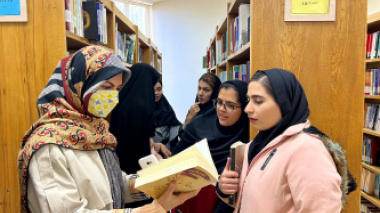 بازدید دانشجویان رشته هنر اسلامی از کتابخانه مرکزی و مرکز نشر جهت انگیزه بخشی در مطالعه، تحقیق و پژوهش