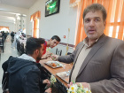 گزارش تصویری استقبال از دانشجویان با شاخه های گل نرگس در روز چهارشنبه ۱۶ آذر ماه، به مناسبت روز دانشجو