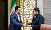 اهدای میکروفن طلایی به موزه دانشگاه بیرجند