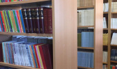 اهدای نشریه علمی و تخصصی به سازمان کتابخانه‌ها، موزه‌ها و اسناد آستان قدس رضوی