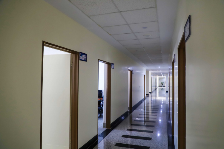 در راستای تکریم ارباب رجوع تغییر تابلوهای سردرب اتاقهای سازمان مرکزی دانشگاه انجام پذیرفت