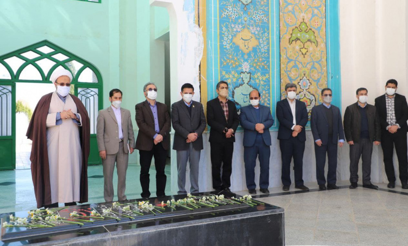 گلباران و عطرافشانی مزار شهید گمنام پردیس دانشگاه بیرجند