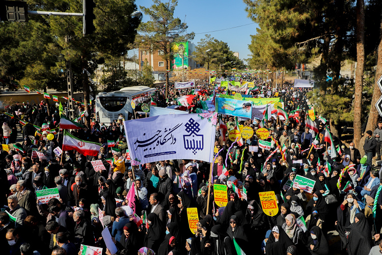 حضور حماسی دانشگاهیان دانشگاه بیرجند در مراسم راهپیمایی چهلوچهارمین سالروز پیروزی انقلاب اسلامی