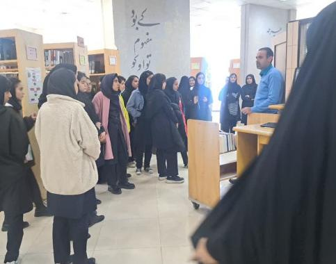 بازدید دانشآموزان دبیرستان حضرت زینب (س) از کتابخانه مرکزی دانشگاه بیرجند